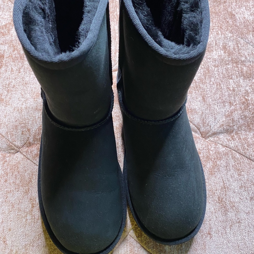 Black ugg boots